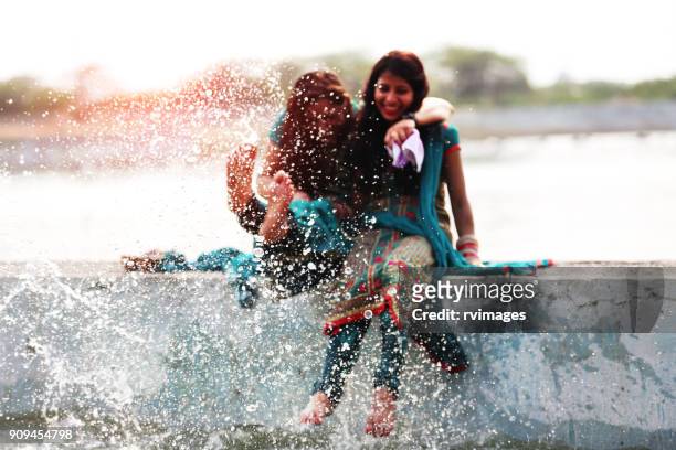 donna in vacanza estiva godendosi la stagione estiva - indian female feet foto e immagini stock