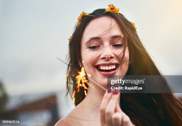 schöne ruhige mädchen mit blumen im haar lichter wunderkerze - blumenkrone stock-fotos und bilder