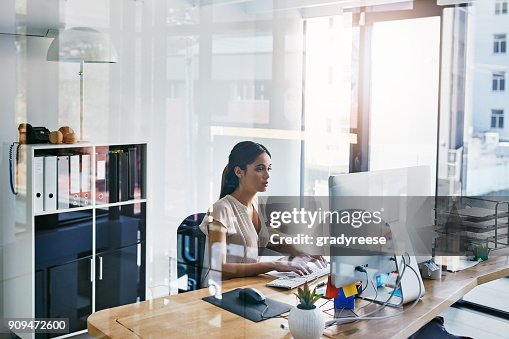 Ella es muy cuidadosa en la realización de tareas Ella es muy cuidadosa en la realización de tareas