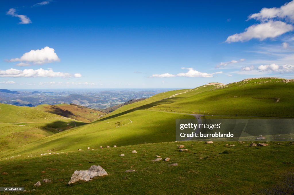 Une belle journée pour cette incroyable vue à travers les chaînes de montagnes Pyrénées.