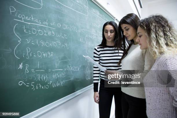 studenten im klassenzimmer - mathematische funktion stock-fotos und bilder