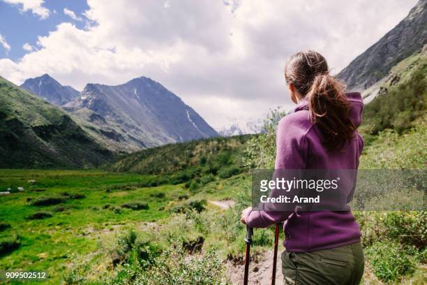 ハイキング若い女性 - altai mountains ストックフォトと画像