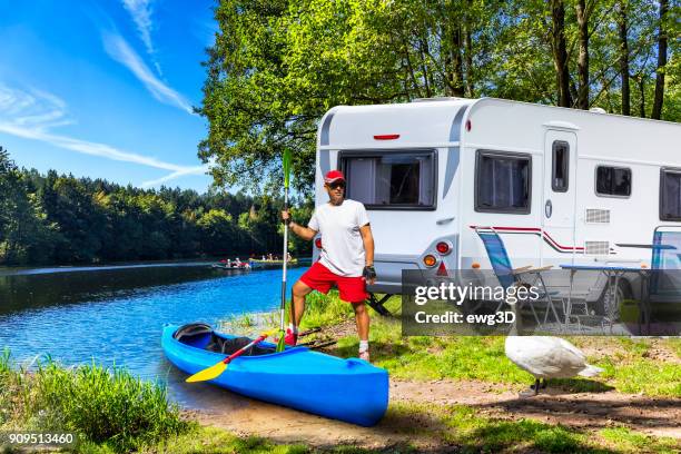 vakantie op de krutynia rivier in het land in masuren, polen - mazury poland stockfoto's en -beelden
