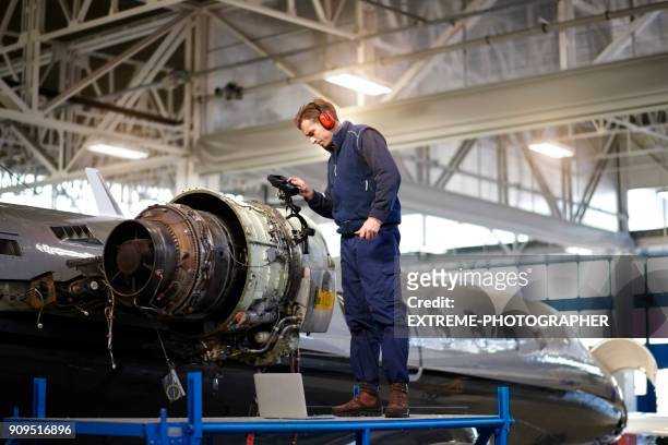 vliegtuigen monteur in de hangar - aviation worker stockfoto's en -beelden