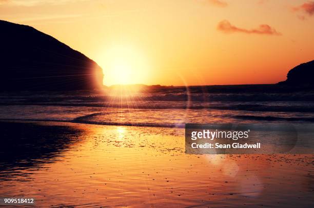 sunset beach cornwall - south west england fotografías e imágenes de stock