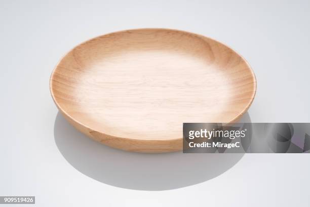 empty rubber tree wood plate - serving dish foto e immagini stock