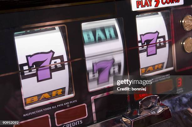 lucky sevens at the slots - jackpot stock pictures, royalty-free photos & images