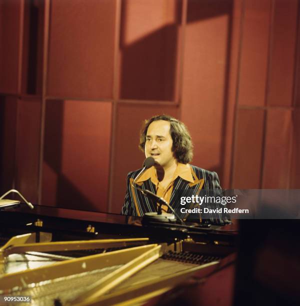 Neil Sedaka performs on stage circa 1973.