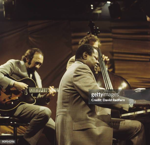 Pianist Oscar Peterson performs on stage at Ronnie Scott's in London, England in 1974.