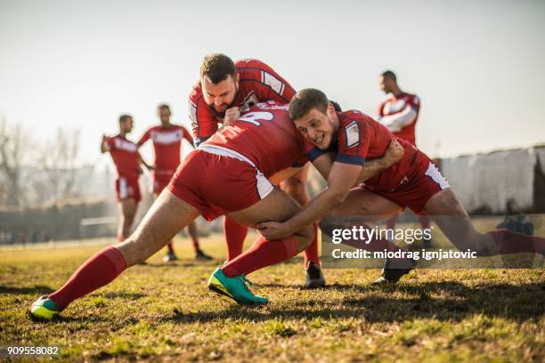 chemise de rugby match - rugby tackle photos et images de collection