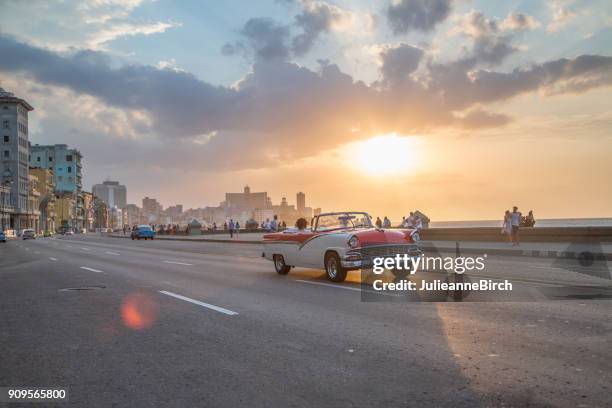 oldtimer fahrt entlang malecon, untergeht havanna als sonne - malecon stock-fotos und bilder