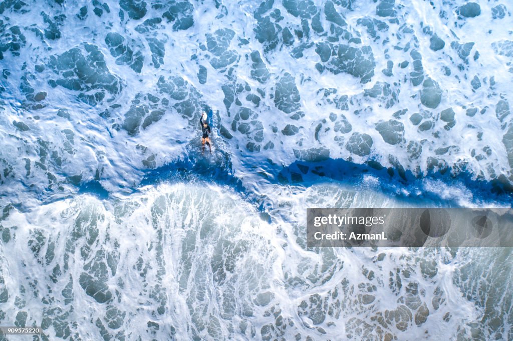 Surfer Mädchen Surfen im Ozean