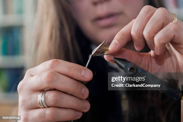 vliegen fisherman vliegen koppelverkoop - vishaak visgerei stockfoto's en -beelden