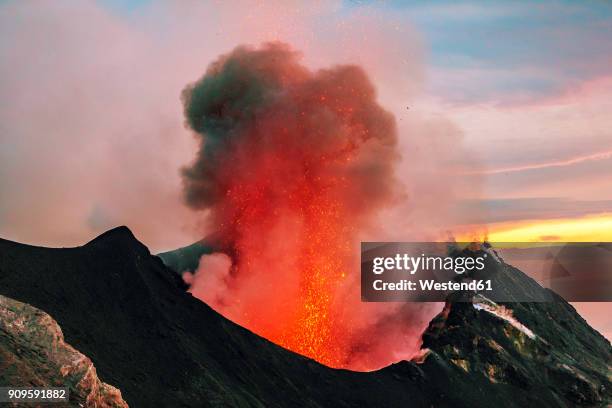 italy, aeolian islands, stromboli, volcanic eruption, lava bombs - volcanic activity fotografías e imágenes de stock