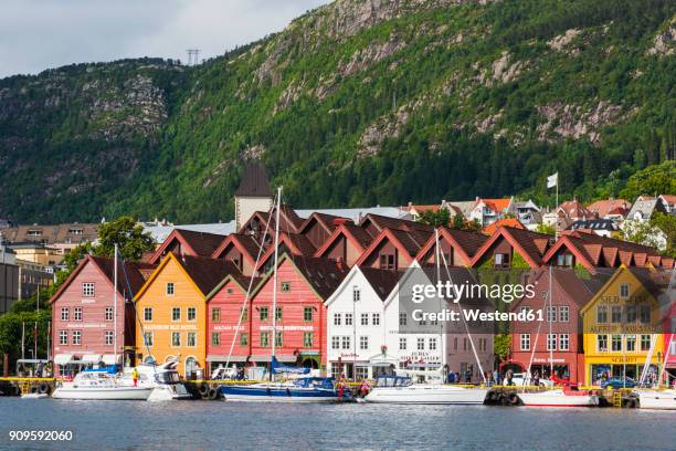 norway, hanseviertel bryggen, harbour with colorful houses - bergen stock pictures, royalty-free photos & images