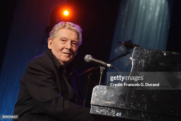 Singer Jerry Lee Lewis performs at the 'Les Legendes Du Rock and Roll' concert at the Zenith on November 14, 2008 in Paris, France.