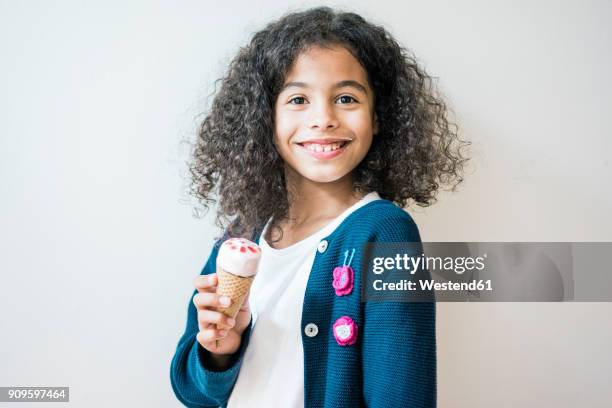 cheeky little girl smiling at camera, eating ice cream - 8 girls no cup stock-fotos und bilder