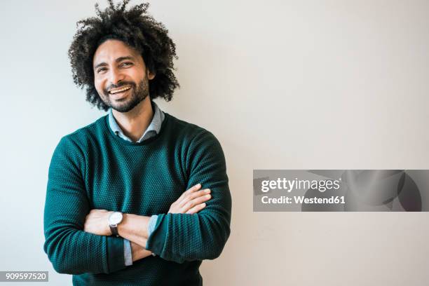 portrait of a smiling man - relaxing white background stock-fotos und bilder