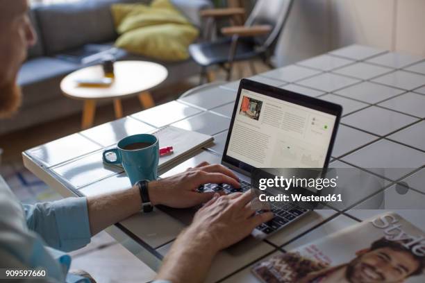 freelance businessman working on his laptop at home, partial view - bloggen stock-fotos und bilder