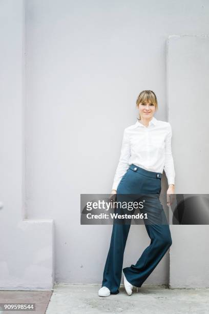 portrait of confident woman standing - leaning stock pictures, royalty-free photos & images