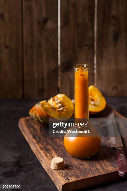 homemade pumpkin ketchup in a glas bottle - glas bottle imagens e fotografias de stock