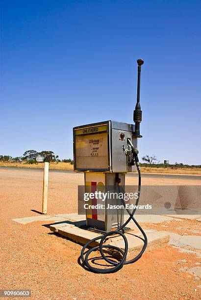 packsaddle roadhouse, silver city highway, new south wales, australia. - road warrior foto e immagini stock