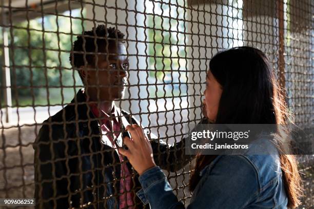 relatie problemen metafoor - bridge gap stockfoto's en -beelden