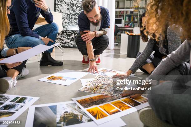 office brainstormen teamwerk - executive editor stockfoto's en -beelden