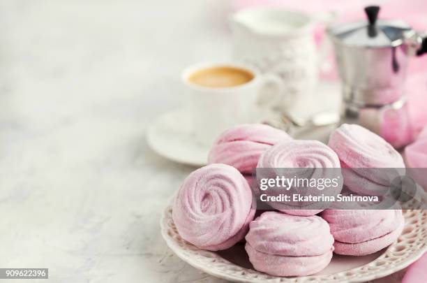 fresh homemade pink apple and cherry marshmallows (zephyr) - zephyros stockfoto's en -beelden