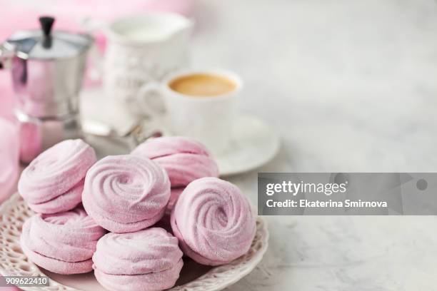 fresh homemade pink apple and cherry marshmallows (zephyr) - zephyros stockfoto's en -beelden