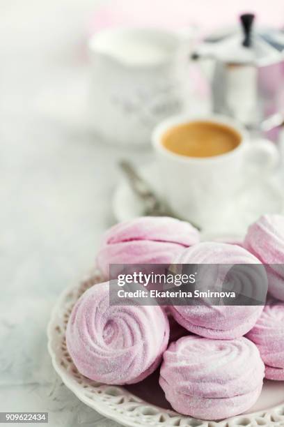 fresh homemade pink apple and cherry marshmallows (zephyr) - zephyros stockfoto's en -beelden