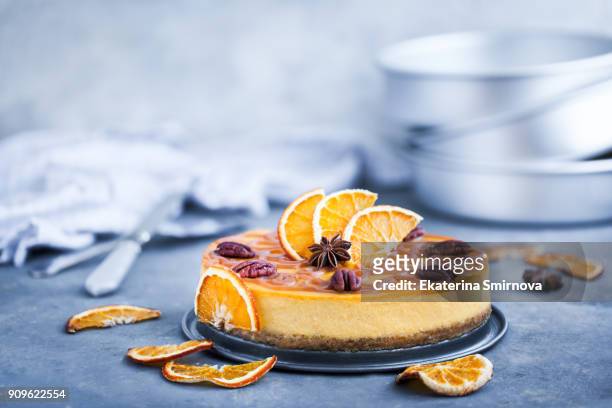 delicious pumpkin and orange cheesecake - cheesecake foto e immagini stock