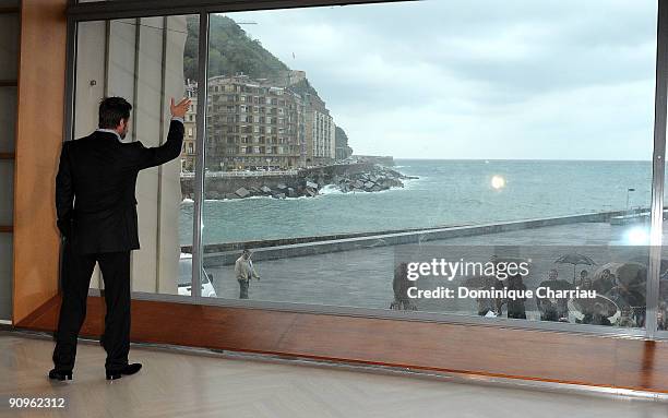 Actor Brad Pitt attends "Inglorious Basterds" photocall at the Kursaal Palace during the 57th San Sebastian International Film Festival on September...
