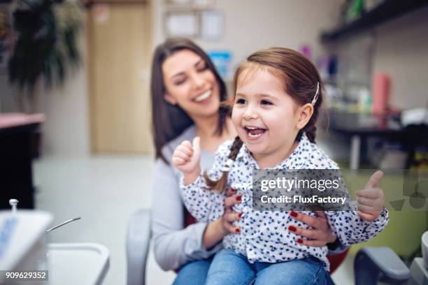 sin miedo al dentista - odontopediatría fotografías e imágenes de stock