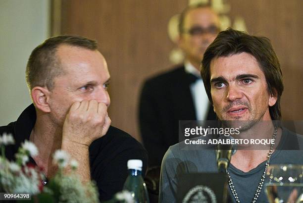 Singer song writers Miguel Bose from Spain, and Juanes from Colombia, offer a press conference in Havana on September 18, 2009 for the Peace Without...