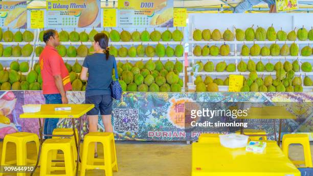 two people in front the durian stall - famous food programa de televisión fotografías e imágenes de stock