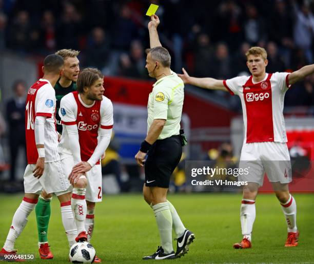 Ajax-Feyenoord seizoen 2017/2018 DE Klassieker Scheidsrechter Bjorn Kuipers geeft de tweede gele kaart aan Jorgensen en krijgt daarna rood Foto ; Pim...