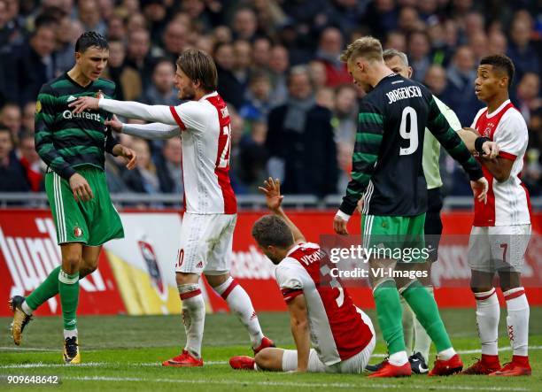 Ajax-Feyenoord seizoen 2017/2018 DE Klassieker Lasse Schone duwt Steven Berghuis weg die verhaal gaat halen bij Joel Veltman als hij op d grond ligt...