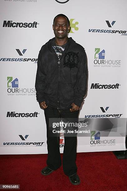 Brian McKnight arrives at Versus Sport and NBA 2K10 video game launch at Capitol City on September 18, 2009 in Los Angeles, California.