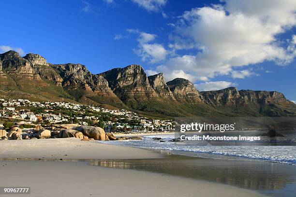 twelve apostles na baía de camps, cidade do cabo áfrica do sul - camps bay imagens e fotografias de stock