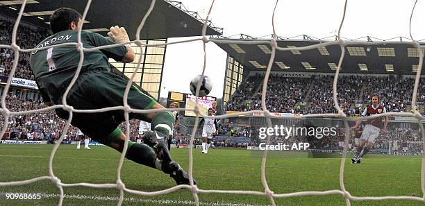 Burnley's Scottish defender Graham Alexander scores from the penalty spot past Sunderland's Scottish goalkeeper Craig Gordon during the English...