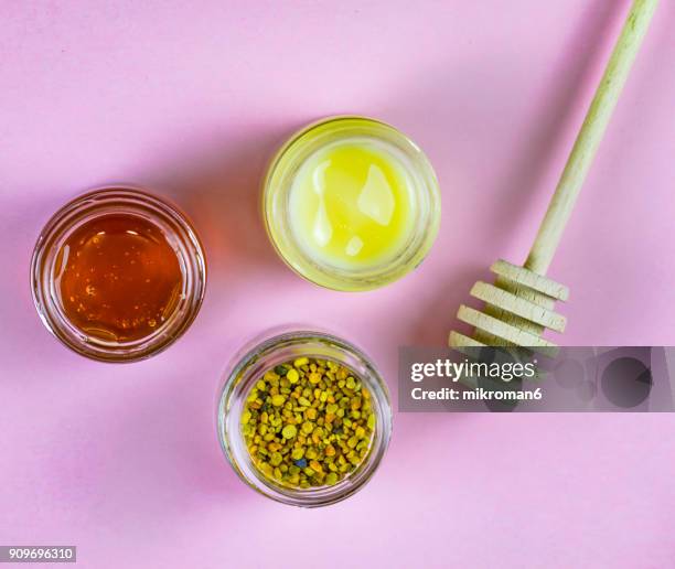 raw organic bee pollen, royal jelly and honey in jar. bee pollen granules. apitherapy - ローヤルゼリー ストックフォトと画像