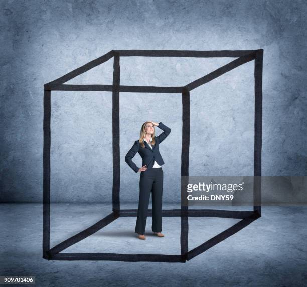 femme se sentir enfermée par cube dessiné autour d’elle - restraining photos et images de collection