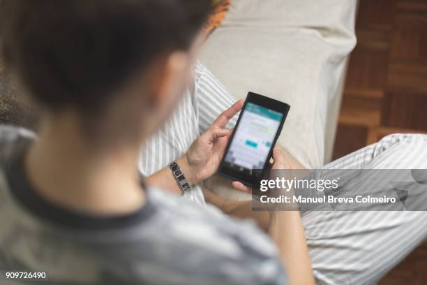 woman with smart phone - online chat stockfoto's en -beelden