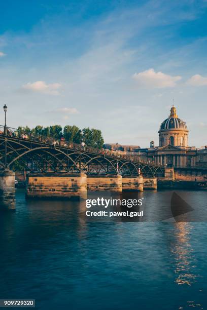 artes del des de pont de parís al atardecer - río sena fotografías e imágenes de stock