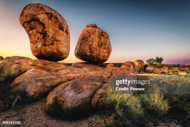 devils marbles - balanced rocks stock pictures, royalty-free photos & images