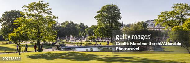 jardin des tuileries - statue paris photos et images de collection