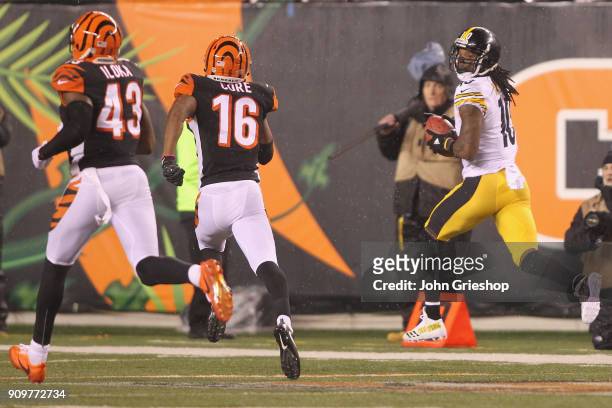 Martavis Bryant of the Pittsburgh Steelers runs the football upfield during the game against the Cincinnati Bengals at Paul Brown Stadium on December...