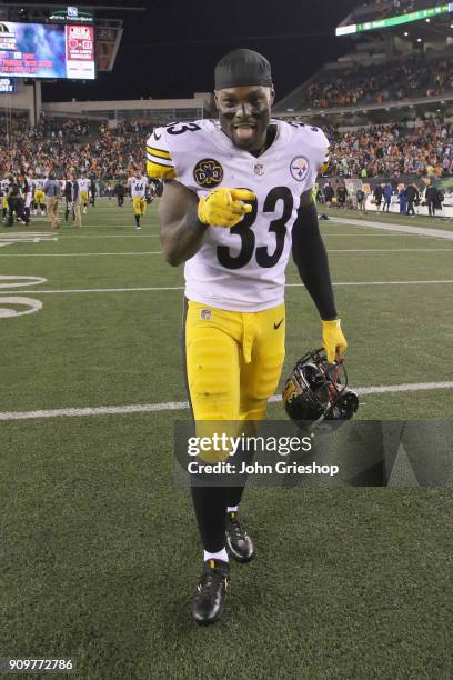 Fitzgerald Toussaint of the Pittsburgh Steelers celebrates a victory during the game against the Cincinnati Bengals at Paul Brown Stadium on December...