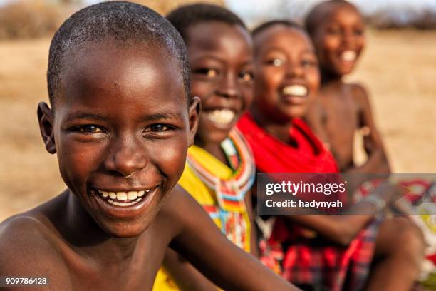 grupp med glada afrikanska barn från samburu stam, kenya, afrika - kenyansk kultur bildbanksfoton och bilder
